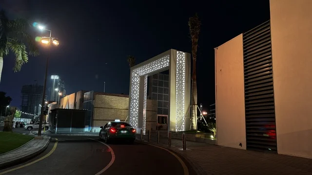 وجهة بحرية ساحلية على ساحل البحر الأحمر، نادي اليخوت فى جدة، المملكة العربية السعودية، مرافق سياحية وترفيهية راقية، تصميم معماري عصري، مطاعم ومقاهي مطلة على المارينا،  أجواء فاخرة تجمع الترفيه والاستجمام، مراسي يخوت حديثة وخدمات بحرية متطورة