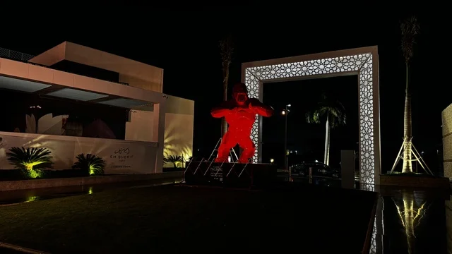 وجهة بحرية ساحلية على ساحل البحر الأحمر، نادي اليخوت فى جدة، المملكة العربية السعودية، مرافق سياحية وترفيهية راقية، تصميم معماري عصري، مطاعم ومقاهي مطلة على المارينا،  أجواء فاخرة تجمع الترفيه والاستجمام، مراسي يخوت حديثة وخدمات بحرية متطورة