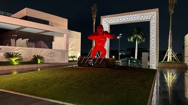 A coastal marine destination on the Red Sea coast, the yacht club in Jeddah, Saudi Arabia, features upscale tourist and recreational facilities, modern architectural design, restaurants and cafes overlooking the marina, luxurious atmosphere combining entertainment and relaxation, modern yacht berths, and advanced marine services.