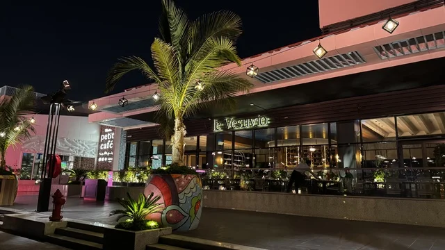 وجهة بحرية ساحلية على ساحل البحر الأحمر، نادي اليخوت فى جدة، المملكة العربية السعودية، مرافق سياحية وترفيهية راقية، تصميم معماري عصري، مطاعم ومقاهي مطلة على المارينا،  أجواء فاخرة تجمع الترفيه والاستجمام، مراسي يخوت حديثة وخدمات بحرية متطورة