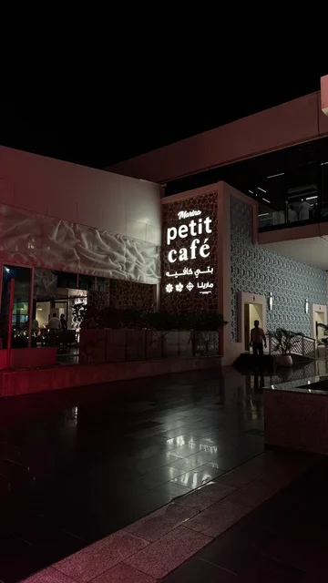 وجهة بحرية ساحلية على ساحل البحر الأحمر، نادي اليخوت فى جدة، المملكة العربية السعودية، مرافق سياحية وترفيهية راقية، تصميم معماري عصري، مطاعم ومقاهي مطلة على المارينا،  أجواء فاخرة تجمع الترفيه والاستجمام، مراسي يخوت حديثة وخدمات بحرية متطورة