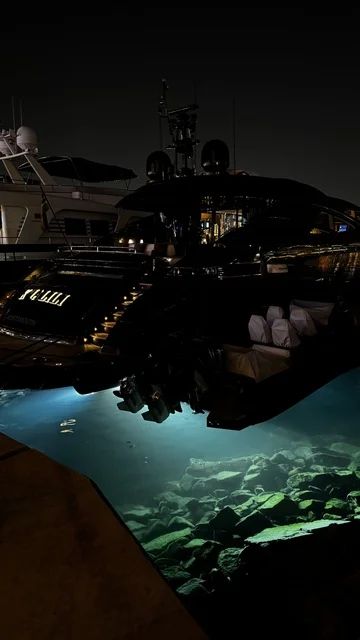 مرافق سياحية وترفيهية راقية، وجهة بحرية ساحلية على ساحل البحر الأحمر، نادي اليخوت فى جدة، المملكة العربية السعودية،تصميم معماري عصري، مطاعم ومقاهي مطلة على المارينا،  أجواء فاخرة تجمع الترفيه والاستجمام، مراسي يخوت حديثة وخدمات بحرية متطورة