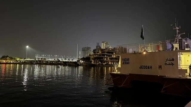 مرافق سياحية وترفيهية راقية، وجهة بحرية ساحلية على ساحل البحر الأحمر، نادي اليخوت فى جدة، المملكة العربية السعودية،تصميم معماري عصري، مطاعم ومقاهي مطلة على المارينا،  أجواء فاخرة تجمع الترفيه والاستجمام، مراسي يخوت حديثة وخدمات بحرية متطورة