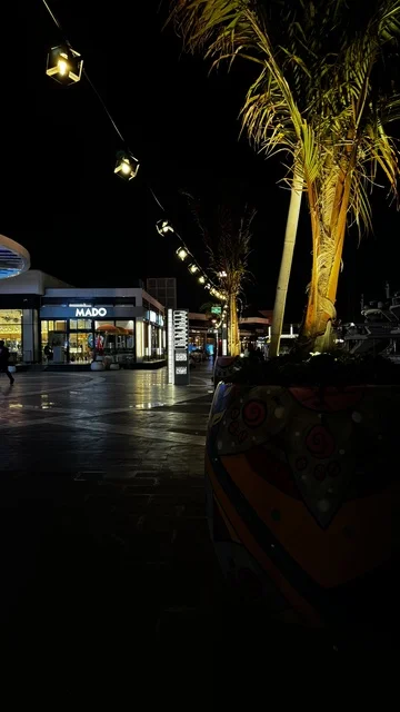 مرافق سياحية وترفيهية راقية، وجهة بحرية ساحلية على ساحل البحر الأحمر، نادي اليخوت فى جدة، المملكة العربية السعودية،تصميم معماري عصري، مطاعم ومقاهي مطلة على المارينا،  أجواء فاخرة تجمع الترفيه والاستجمام، مراسي يخوت حديثة وخدمات بحرية متطورة