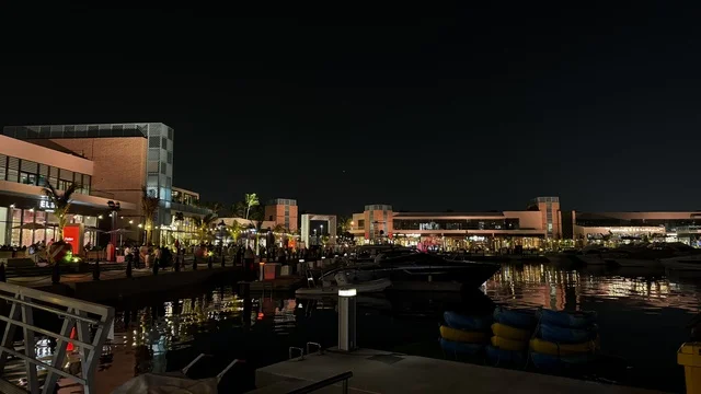 مرافق سياحية وترفيهية راقية، وجهة بحرية ساحلية على ساحل البحر الأحمر، نادي اليخوت فى جدة، المملكة العربية السعودية،تصميم معماري عصري، مطاعم ومقاهي مطلة على المارينا،  أجواء فاخرة تجمع الترفيه والاستجمام، مراسي يخوت حديثة وخدمات بحرية متطورة