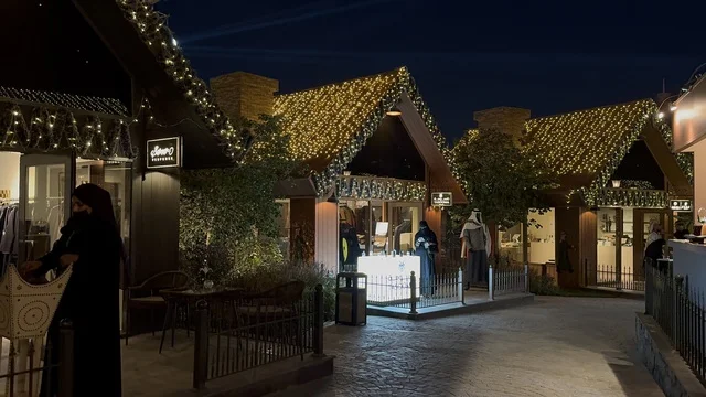 وجهة ترفيهية عصرية مفتوحة،  مطاعم ومقاهي متنوعة، ذا قروفز في حي الرفيعة بمدينة الرياض فى عام 2026 ، المملكة العربية السعودية،  مساحات خضراء وممرات خارجية، فعاليات موسمية وتجارب ترفيهية، أجواء عائلية راقية تجمع الاسترخاء والحياة الاجتماعية