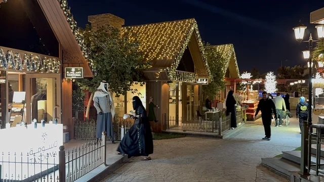A modern open entertainment destination, diverse restaurants and cafes, The Groves in the Al-Rafiah neighborhood of Riyadh in 2026, Saudi Arabia, green spaces and outdoor walkways, seasonal events and entertainment experiences, an upscale family atmosphere that combines relaxation and social life.