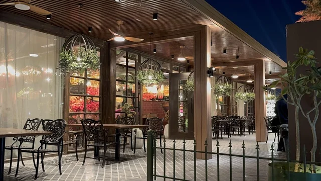 A modern open entertainment destination, diverse restaurants and cafes, The Groves in the Al-Rafiah neighborhood of Riyadh in 2026, Saudi Arabia, green spaces and outdoor walkways, seasonal events and entertainment experiences, an upscale family atmosphere that combines relaxation and social life.