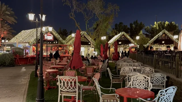 A modern open entertainment destination, diverse restaurants and cafes, The Groves in the Al-Rafiah neighborhood of Riyadh in 2026, Saudi Arabia, green spaces and outdoor walkways, seasonal events and entertainment experiences, an upscale family atmosphere that combines relaxation and social life.