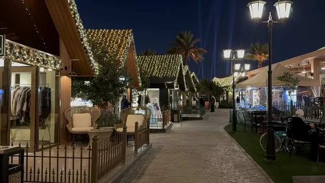 A modern open entertainment destination, diverse restaurants and cafes, The Groves in the Al-Rafiah neighborhood of Riyadh in 2026, Saudi Arabia, green spaces and outdoor walkways, seasonal events and entertainment experiences, an upscale family atmosphere that combines relaxation and social life.
