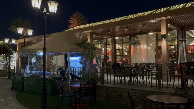 A modern open entertainment destination, diverse restaurants and cafes, The Groves in the Al-Rafiah neighborhood of Riyadh in 2026, Saudi Arabia, green spaces and outdoor walkways, seasonal events and entertainment experiences, an upscale family atmosphere that combines relaxation and social life.