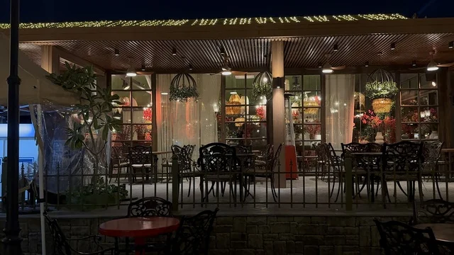 A modern open entertainment destination, diverse restaurants and cafes, The Groves in the Al-Rafiah neighborhood of Riyadh in 2026, Saudi Arabia, green spaces and outdoor walkways, seasonal events and entertainment experiences, an upscale family atmosphere that combines relaxation and social life.