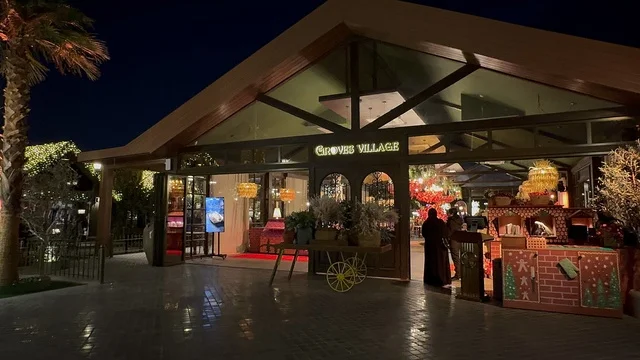 A modern open entertainment destination, diverse restaurants and cafes, The Groves in the Al-Rafiah neighborhood of Riyadh in 2026, Saudi Arabia, green spaces and outdoor walkways, seasonal events and entertainment experiences, an upscale family atmosphere that combines relaxation and social life.