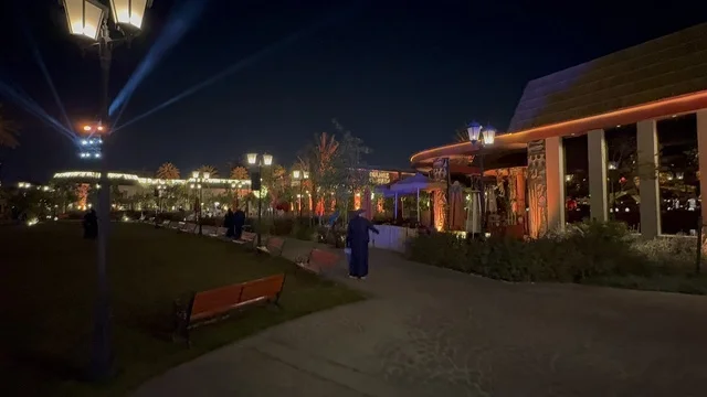 Green spaces and outdoor walkways, diverse restaurants and cafes, The Groves in the Al-Rafiah neighborhood of Riyadh in 2026, Saudi Arabia, is a modern open entertainment destination, featuring seasonal events and recreational experiences, with a sophisticated family atmosphere that combines relaxation and social life.