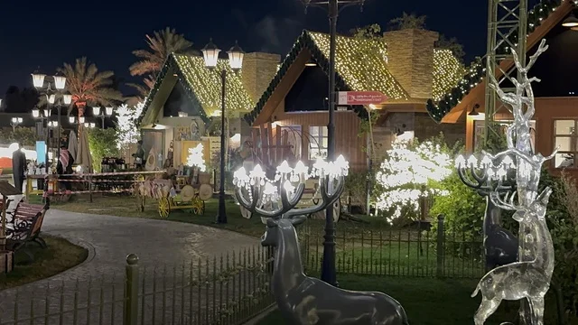 Green spaces and outdoor walkways, diverse restaurants and cafes, The Groves in the Al-Rafiah neighborhood of Riyadh in 2026, Saudi Arabia, is a modern open entertainment destination, featuring seasonal events and recreational experiences, with a sophisticated family atmosphere that combines relaxation and social life.