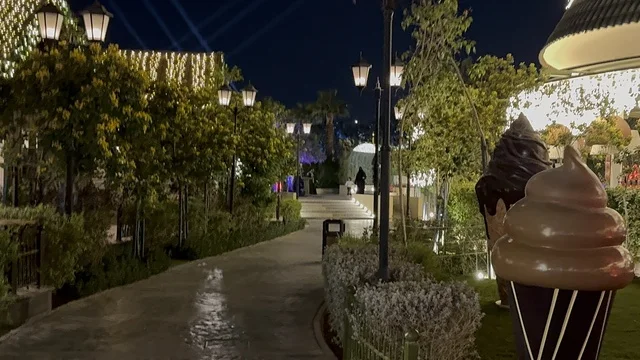 Green spaces and outdoor walkways, diverse restaurants and cafes, The Groves in the Al-Rafiah neighborhood of Riyadh in 2026, Saudi Arabia, is a modern open entertainment destination, featuring seasonal events and recreational experiences, with a sophisticated family atmosphere that combines relaxation and social life.