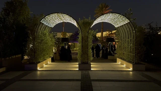 ذا قروفز في حي الرفيعة بمدينة الرياض فى عام 2026 ، المملكة العربية السعودية، وجهة ترفيهية عصرية مفتوحة، فعاليات موسمية وتجارب ترفيهية، مساحات خضراء وممرات خارجية، مطاعم ومقاهي متنوعة، أجواء عائلية راقية تجمع الاسترخاء والحياة الاجتماعية