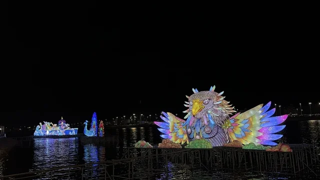 تمثال البومة وسط البحيرة الصناعية في المدينة العالمية يناير 2026 على ضفاف الخليج العربي وبحيرة سيهات في المنطقة الشرقية الدمام، وجهة ترفيهية وثقافية موسمية، الاستمتاع بالمنظر الطبيعي