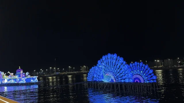 The peacock statue in the middle of the lake in the Global City, January 2026, on the shores of the Arabian Gulf and Lake Sehat in the Eastern Province of Dammam, is a seasonal recreational and cultural destination, enjoying the natural scenery.