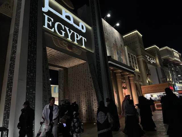 الجناح المصري في المدينة العالمية يناير 2026 على ضفاف الخليج العربي وبحيرة سيهات في المنطقة الشرقية الدمام، وجهة ترفيهية وثقافية موسمية، مكان لقضاء وقت ممتع مع العائلة