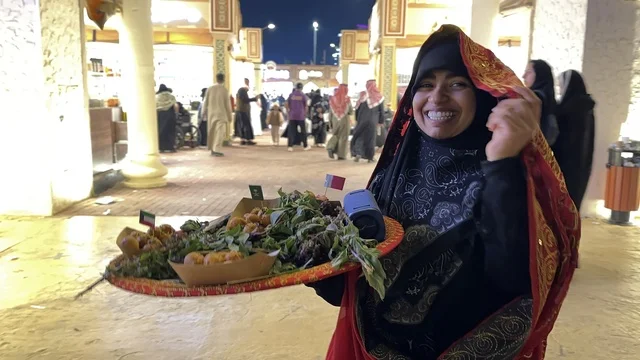 سيدة تقوم بتقديم الطعام في المدينة العالمية يناير 2026 على ضفاف الخليج العربي وبحيرة سيهات في المنطقة الشرقية الدمام، وجهة ترفيهية وثقافية موسمية، مكان لقضاء وقت ممتع مع العائلة سيدة تقوم بتقديم الطعام في المدينة العالمية يناير 2026 على ضفاف الخليج العربي وبحيرة سيهات في المنطقة الشرقية الدمام، وجهة ترفيهية وثقافية موسمية، مكان لقضاء وقت ممتع مع العائلة