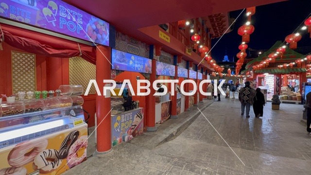 صفوف من الفوانيس الحمراء ذات الطابع الصيني، وجهة ترفيهية وثقافية موسمية، الجناح الصيني في المدينة العالمية يناير 2026 على ضفاف الخليج العربي وبحيرة سيهات في المنطقة الشرقية الدمام، مكان لقضاء وقت ممتع مع العائلة