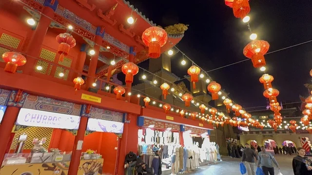 صفوف من الفوانيس الحمراء ذات الطابع الصيني، وجهة ترفيهية وثقافية موسمية، الجناح الصيني في المدينة العالمية يناير 2026 على ضفاف الخليج العربي وبحيرة سيهات في المنطقة الشرقية الدمام، مكان لقضاء وقت ممتع مع العائلة