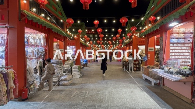 صفوف من الفوانيس الحمراء ذات الطابع الصيني، وجهة ترفيهية وثقافية موسمية، الجناح الصيني في المدينة العالمية يناير 2026 على ضفاف الخليج العربي وبحيرة سيهات في المنطقة الشرقية الدمام، مكان لقضاء وقت ممتع مع العائلة