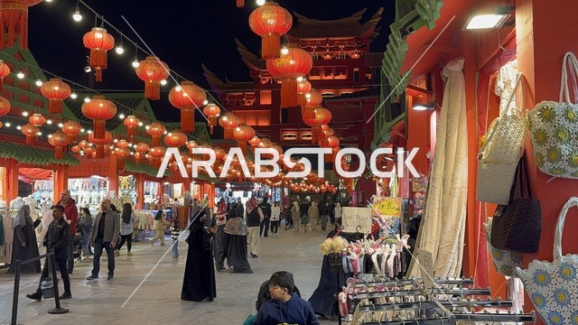 صفوف من الفوانيس الحمراء ذات الطابع الصيني، وجهة ترفيهية وثقافية موسمية، الجناح الصيني في المدينة العالمية يناير 2026 على ضفاف الخليج العربي وبحيرة سيهات في المنطقة الشرقية الدمام، مكان لقضاء وقت ممتع مع العائلة