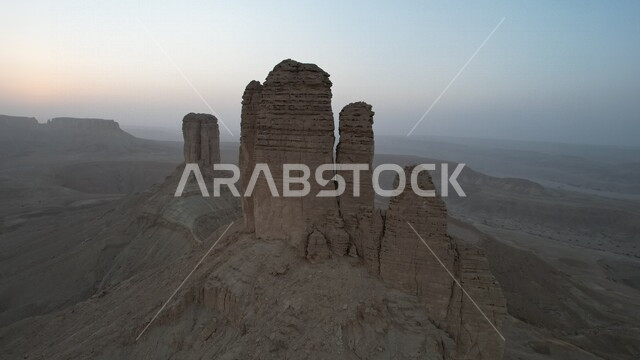 صورة جوية لجبال طويق بنجد ، حافة العالم في مدينة الرياض بالمملكة العربية السعودية ، السياحة في السعودية ، جمال المناظر الطبيعية الجبلية الصحراوية الجميلة في السعودية ، المعالم التاريخية الأثرية السياحية بالسعودية ، مناطق صحراوية
