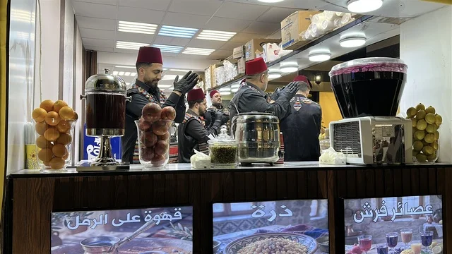 كشك لبيع المشروبات السورية، ارتداء الزي الدمشقي القديم، تجربة ترفيهية ممتعة، تعرف ثقافة البلاد المختلفة، مكان لقضاء وقت ممتع مع العائلة، وجهة ترفيهية وثقافية موسمية، المدينة العالمية يناير 2026 على ضفاف الخليج العربي وبحيرة سيهات في المنطقة الشرقية الدمام