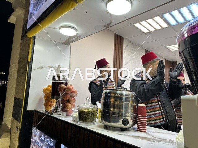 كشك لبيع المشروبات السورية، ارتداء الزي الدمشقي القديم، تجربة ترفيهية ممتعة، تعرف ثقافة البلاد المختلفة، مكان لقضاء وقت ممتع مع العائلة، وجهة ترفيهية وثقافية موسمية، المدينة العالمية يناير 2026 على ضفاف الخليج العربي وبحيرة سيهات في المنطقة الشرقية الدمام