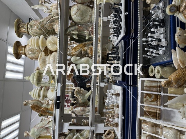 كشك لبيع الزينة والاكسسوارات المنزلية، تجربة ترفيهية ممتعة، تعرف ثقافة البلاد المختلفة، مكان لقضاء وقت ممتع مع العائلة، وجهة ترفيهية وثقافية موسمية، المدينة العالمية يناير 2026 على ضفاف الخليج العربي وبحيرة سيهات في المنطقة الشرقية الدمام