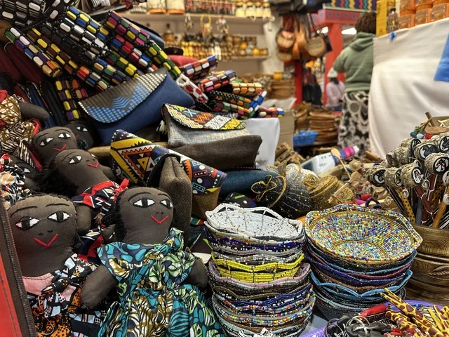 كشك لبيع الزينة والاكسسوارات المنزلية، تجربة ترفيهية ممتعة، تعرف ثقافة البلاد المختلفة، مكان لقضاء وقت ممتع مع العائلة، وجهة ترفيهية وثقافية موسمية، المدينة العالمية يناير 2026 على ضفاف الخليج العربي وبحيرة سيهات في المنطقة الشرقية الدمام