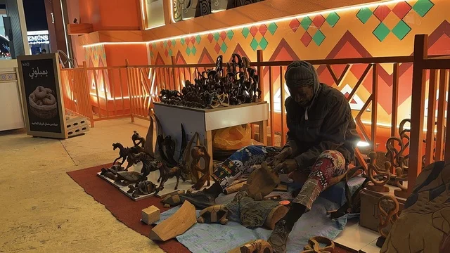 كشك لبيع الزينة والاكسسوارات المنزلية، تجربة ترفيهية ممتعة، تعرف ثقافة البلاد المختلفة، مكان لقضاء وقت ممتع مع العائلة، وجهة ترفيهية وثقافية موسمية، المدينة العالمية يناير 2026 على ضفاف الخليج العربي وبحيرة سيهات في المنطقة الشرقية الدمام