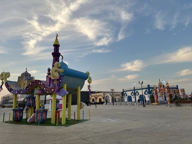 المدينة العالمية يناير 2026 على ضفاف الخليج العربي وبحيرة سيهات في المنطقة الشرقية الدمام، معلم ترفيهي مشهور في المملكة العربية السعودية، تعرف ثقافة البلاد المختلفة، مكان لقضاء وقت ممتع مع العائلة، وجهة ترفيهية وثقافية موسمية المدينة العالمية يناير 2026 على ضفاف الخليج العربي وبحيرة سيهات في المنطقة الشرقية الدمام، معلم ترفيهي مشهور في المملكة العربية السعودية، تعرف ثقافة البلاد المختلفة، مكان لقضاء وقت ممتع مع العائلة، وجهة ترفيهية وثقافية موسمية