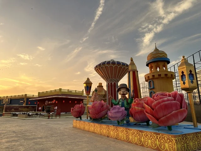 المدينة العالمية يناير 2026 على ضفاف الخليج العربي وبحيرة سيهات في المنطقة الشرقية الدمام، معلم ترفيهي مشهور في المملكة العربية السعودية، تعرف ثقافة البلاد المختلفة، مكان لقضاء وقت ممتع مع العائلة، وجهة ترفيهية وثقافية موسمية