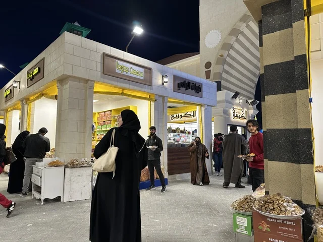 معلم ترفيهي مشهور في المملكة العربية السعودية، تعرف ثقافة البلاد المختلفة، مكان لقضاء وقت ممتع مع العائلة، وجهة ترفيهية وثقافية موسمية، المدينة العالمية يناير 2026 على ضفاف الخليج العربي وبحيرة سيهات في المنطقة الشرقية الدمام