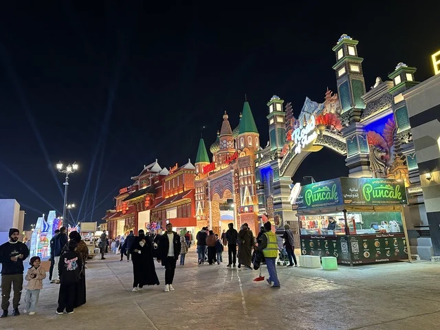 معلم ترفيهي مشهور في المملكة العربية السعودية، تعرف ثقافة البلاد المختلفة، مكان لقضاء وقت ممتع مع العائلة، وجهة ترفيهية وثقافية موسمية، المدينة العالمية يناير 2026 على ضفاف الخليج العربي وبحيرة سيهات في المنطقة الشرقية الدمام