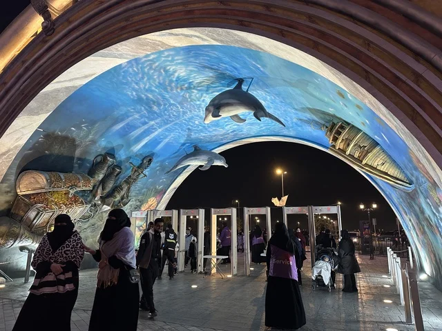 معلم ترفيهي مشهور في المملكة العربية السعودية، تعرف ثقافة البلاد المختلفة، مكان لقضاء وقت ممتع مع العائلة، وجهة ترفيهية وثقافية موسمية، المدينة العالمية يناير 2026 على ضفاف الخليج العربي وبحيرة سيهات في المنطقة الشرقية الدمام