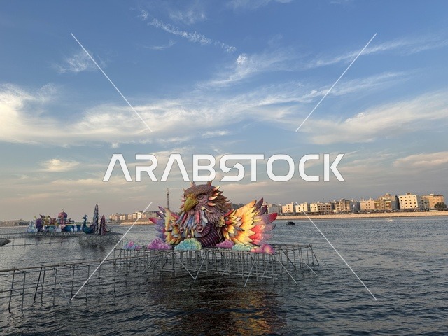 تمثال البومة وسط بحيرة المدينة العالمية يناير 2026 على ضفاف الخليج العربي وبحيرة سيهات في المنطقة الشرقية الدمام، معلم ترفيهي مشهور في المملكة العربية السعودية، تعرف ثقافة البلاد المختلفة، مكان لقضاء وقت ممتع مع العائلة، وجهة ترفيهية وثقافية موسمية