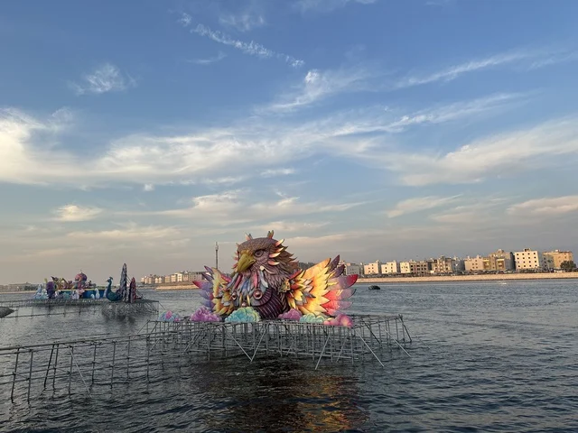 تمثال البومة وسط بحيرة المدينة العالمية يناير 2026 على ضفاف الخليج العربي وبحيرة سيهات في المنطقة الشرقية الدمام، معلم ترفيهي مشهور في المملكة العربية السعودية، تعرف ثقافة البلاد المختلفة، مكان لقضاء وقت ممتع مع العائلة، وجهة ترفيهية وثقافية موسمية