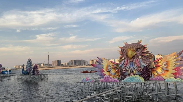 تمثال البومة وسط بحيرة المدينة العالمية يناير 2026 على ضفاف الخليج العربي وبحيرة سيهات في المنطقة الشرقية الدمام، معلم ترفيهي مشهور في المملكة العربية السعودية، تعرف ثقافة البلاد المختلفة، مكان لقضاء وقت ممتع مع العائلة، وجهة ترفيهية وثقافية موسمية تمثال البومة وسط بحيرة المدينة العالمية يناير 2026 على ضفاف الخليج العربي وبحيرة سيهات في المنطقة الشرقية الدمام، معلم ترفيهي مشهور في المملكة العربية السعودية، تعرف ثقافة البلاد المختلفة، مكان لقضاء وقت ممتع مع العائلة، وجهة ترفيهية وثقافية موسمية