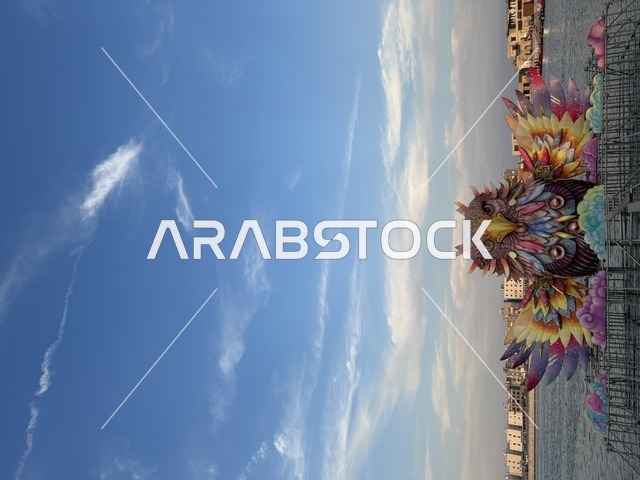 تمثال البومة وسط بحيرة المدينة العالمية يناير 2026 على ضفاف الخليج العربي وبحيرة سيهات في المنطقة الشرقية الدمام، معلم ترفيهي مشهور في المملكة العربية السعودية، تعرف ثقافة البلاد المختلفة، مكان لقضاء وقت ممتع مع العائلة، وجهة ترفيهية وثقافية موسمية