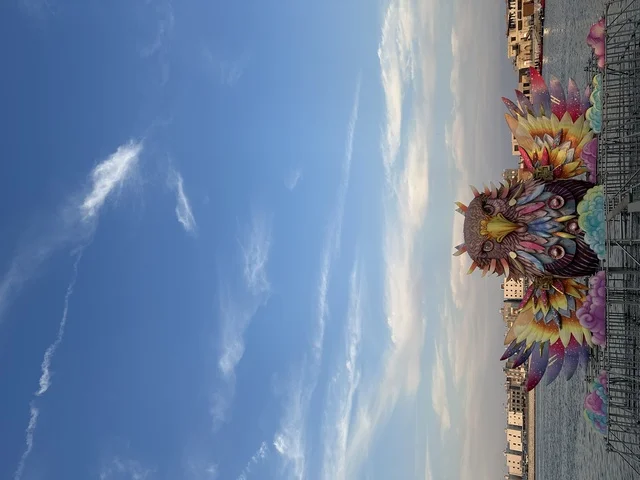 تمثال البومة وسط بحيرة المدينة العالمية يناير 2026 على ضفاف الخليج العربي وبحيرة سيهات في المنطقة الشرقية الدمام، معلم ترفيهي مشهور في المملكة العربية السعودية، تعرف ثقافة البلاد المختلفة، مكان لقضاء وقت ممتع مع العائلة، وجهة ترفيهية وثقافية موسمية