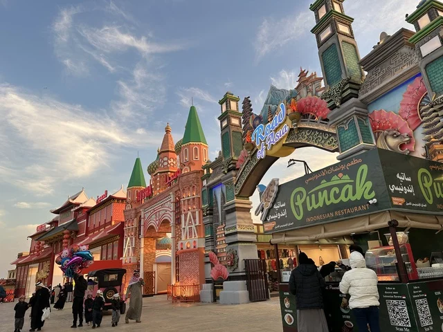 الجناح الصيني في المدينة العالمية يناير 2026 على ضفاف الخليج العربي وبحيرة سيهات في المنطقة الشرقية الدمام، معلم ترفيهي مشهور في المملكة العربية السعودية، تعرف ثقافة البلاد المختلفة، مكان لقضاء وقت ممتع مع العائلة، وجهة ترفيهية وثقافية موسمية