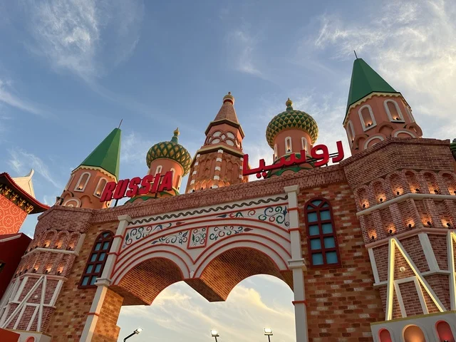 الجناح الروسي في المدينة العالمية يناير 2026 على ضفاف الخليج العربي وبحيرة سيهات في المنطقة الشرقية الدمام، معلم ترفيهي مشهور في المملكة العربية السعودية، تعرف ثقافة البلاد المختلفة، مكان لقضاء وقت ممتع مع العائلة، وجهة ترفيهية وثقافية موسمية