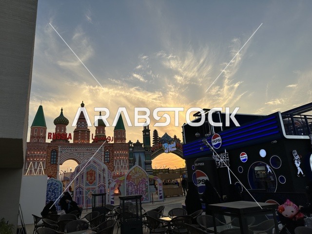 الجناح الروسي في المدينة العالمية يناير 2026 على ضفاف الخليج العربي وبحيرة سيهات في المنطقة الشرقية الدمام، معلم ترفيهي مشهور في المملكة العربية السعودية، تعرف ثقافة البلاد المختلفة، مكان لقضاء وقت ممتع مع العائلة، وجهة ترفيهية وثقافية موسمية