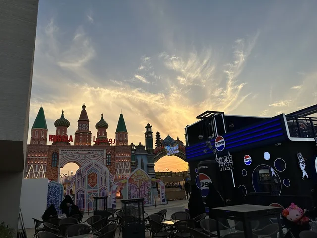 الجناح الروسي في المدينة العالمية يناير 2026 على ضفاف الخليج العربي وبحيرة سيهات في المنطقة الشرقية الدمام، معلم ترفيهي مشهور في المملكة العربية السعودية، تعرف ثقافة البلاد المختلفة، مكان لقضاء وقت ممتع مع العائلة، وجهة ترفيهية وثقافية موسمية