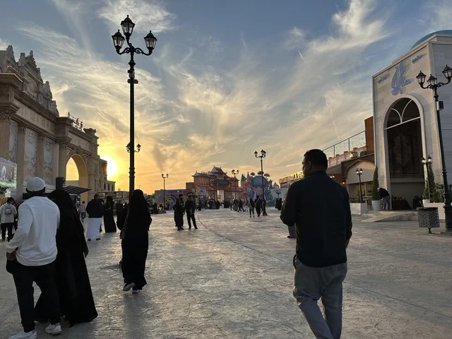 المدينة العالمية يناير 2026 على ضفاف الخليج العربي وبحيرة سيهات في المنطقة الشرقية الدمام، معلم ترفيهي مشهور في المملكة العربية السعودية، تعرف ثقافة البلاد المختلفة، مكان لقضاء وقت ممتع مع العائلة، وجهة ترفيهية وثقافية موسمية